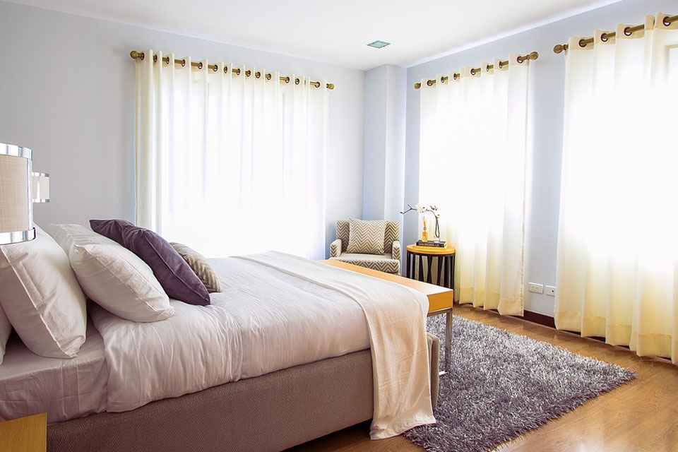 Как обустроить уютную спальню и что учитывать при выборе мебели и текстиля?