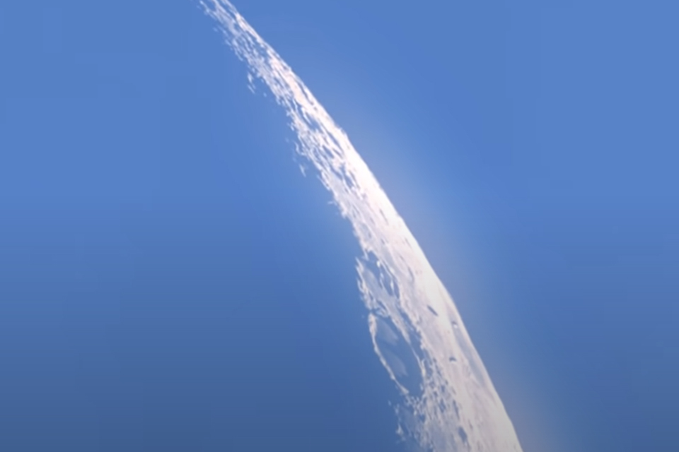 Фотолюбитель посреди дня заснял над Луной группу НЛО огромных размеров (ВИДЕО)