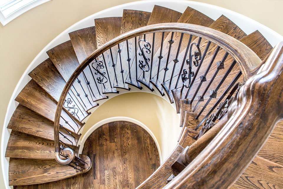 Преимущества установки деревянных лестниц в собственном доме