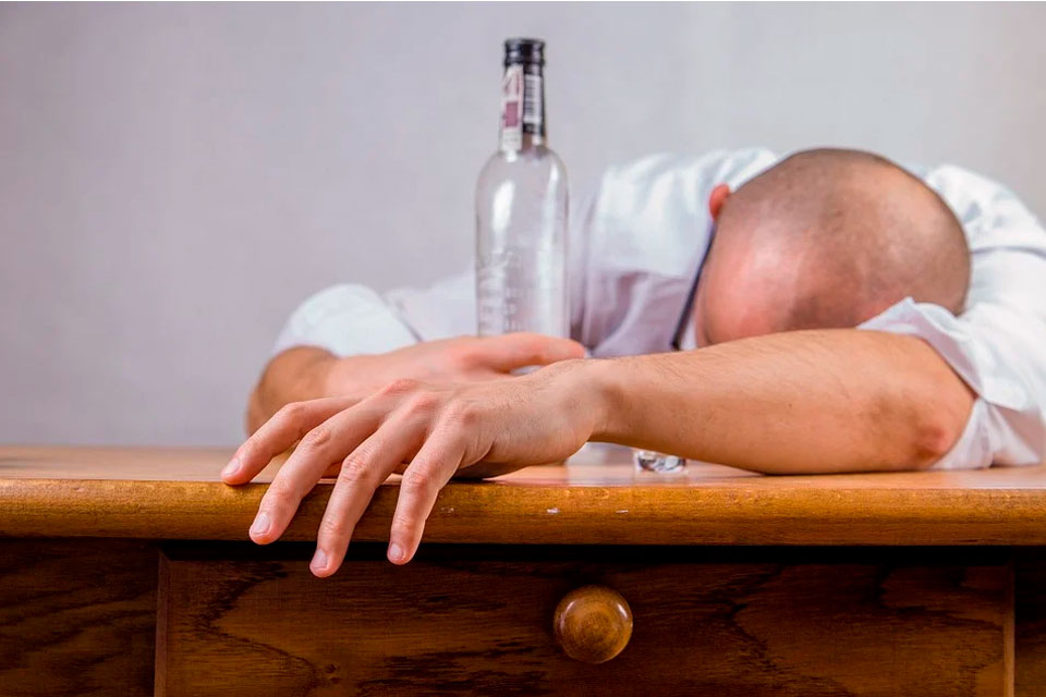 Последствия алкоголизма для организма человека: Нервная система и печень в опасности