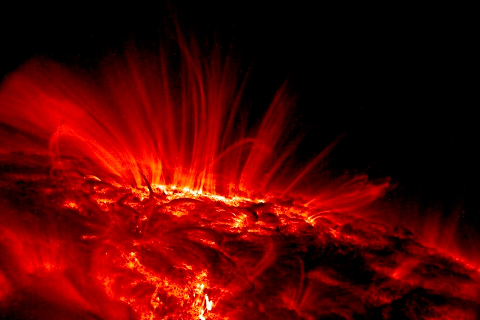 Ученые зафиксировали на Солнце новое черное пятно, которое быстро растет
