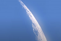 Фотолюбитель посреди дня заснял над Луной группу НЛО огромных размеров (ВИДЕО)