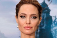 Анджелина Джоли показала всему миру красноречивый пост о трагедии