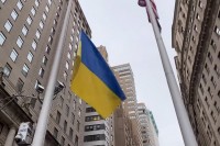 В центре Нью-Йорка подняли украинский флаг (видео)