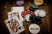 Полный набор аксессуаров для успешной игры в покер: от кнопки дилера до треугольника All In