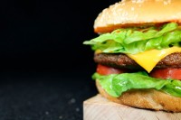 McDonald`s меняет рецепты бургеров для повышения качества: что изменится в меню?