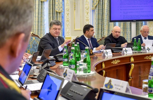 «Срывать мирный план — безответственно», — Порошенко не согласен с маршем полка «Азов»