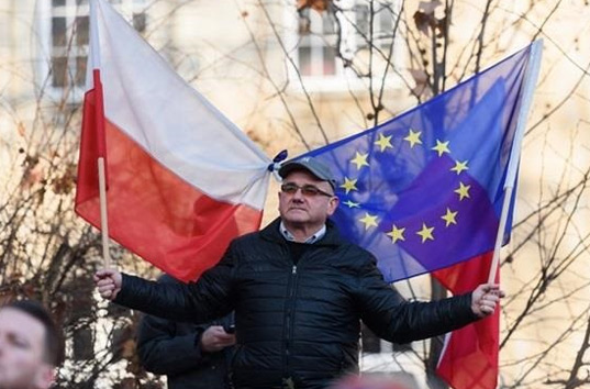 ЕС может ввести санкции против Польши из-за угрозы верховенству права в стране — СМИ