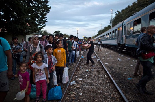 Еврокомиссия грозится штрафовать страны за отказ принимать беженцев