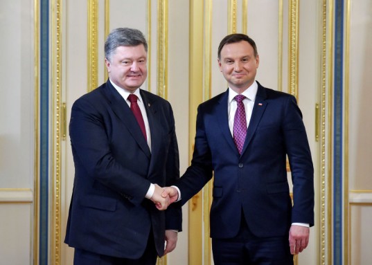 Поздравить украинцев приехал только президент Польши Анджей Дуда