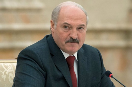 «Общество США еще не готово избрать женщину на пост президента» — Лукашенко