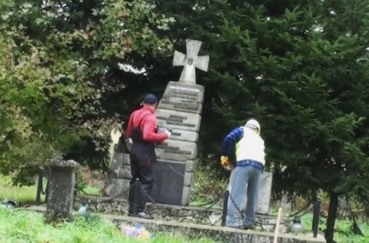 В Польше на кладбище в селе Верхрата неизвестные уничтожили памятник УПА (ВИДЕО)