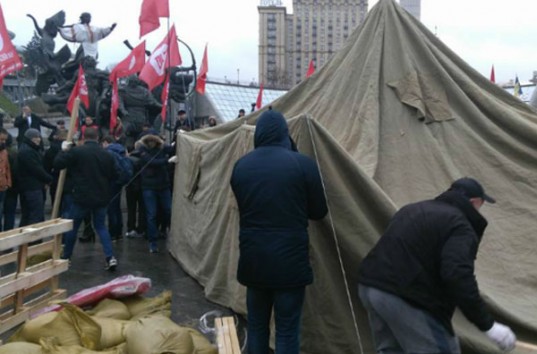 В Киеве начали обустраивать палаточный городок, активисты говорят о начале Майдана