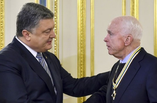 Петр Порошенко вручил государственные награды сенаторам Джону Маккейну и Линдси Грэму