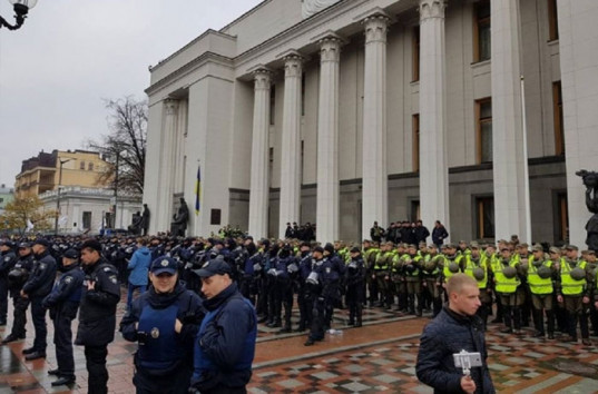 Министр МВД Украины, назвав протестующих «хламом», распорядился снять охрану ВР
