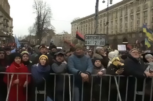 Марш за импичмент Порошенко: Сцену активистам вчера ночью установить не давали (ВИДЕО)