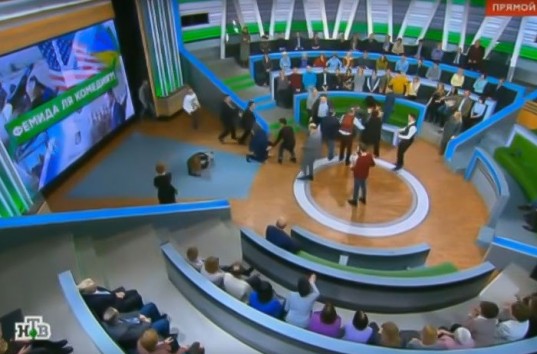 В эфире телеканала НТВ произошла потасовка между украинским политологом и ведущим