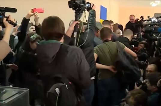 Зеленского во время голосования пришлось «спасать» от журналистов охранникам (ВИДЕО)