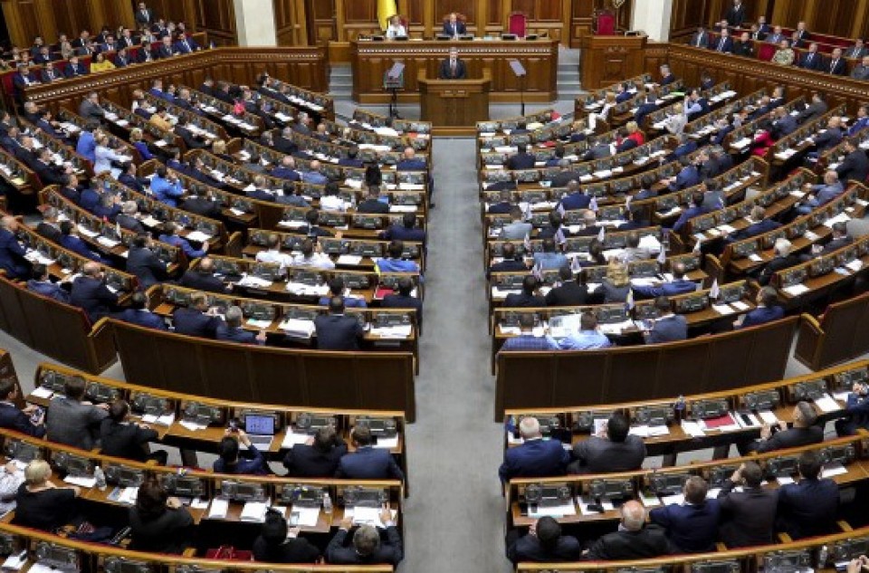 Верховная Рада проголосовала за отмену неприкосновенности для нардепов. «За» — 373 голоса
