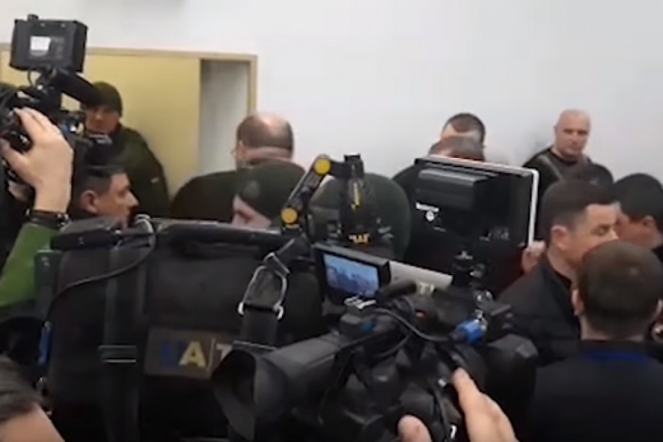 Суд по делу Шеремета превратили в балаган. Журналист пострадал после заседания (ВИДЕО)