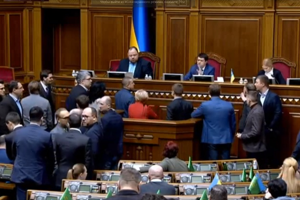 Депутаты Украины вышли к президиуму, чтобы потребовать ответов от Гончарука (ВИДЕО)