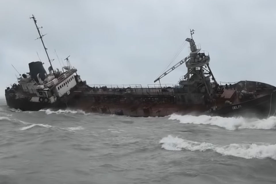 Судовладелец затонувшего танкера Delfi в Одессе запрещает поднимать танкер