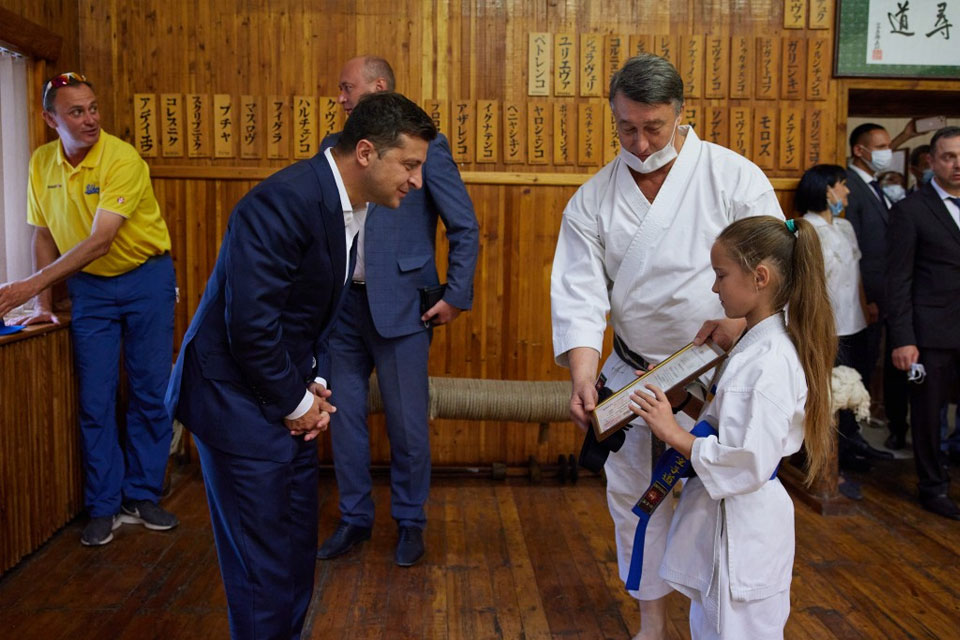 Президент Украины посетил тренировку юных каратистов и получил именной черный пояс