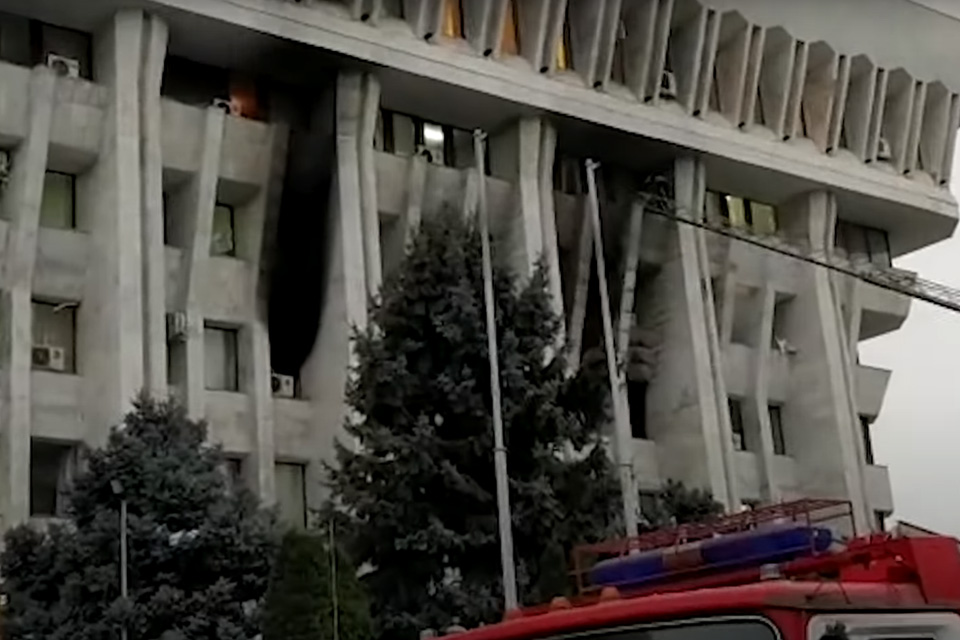 В Бишкеке потушили пожар в парламенте, но здание практически разгромлено (ВИДЕО)