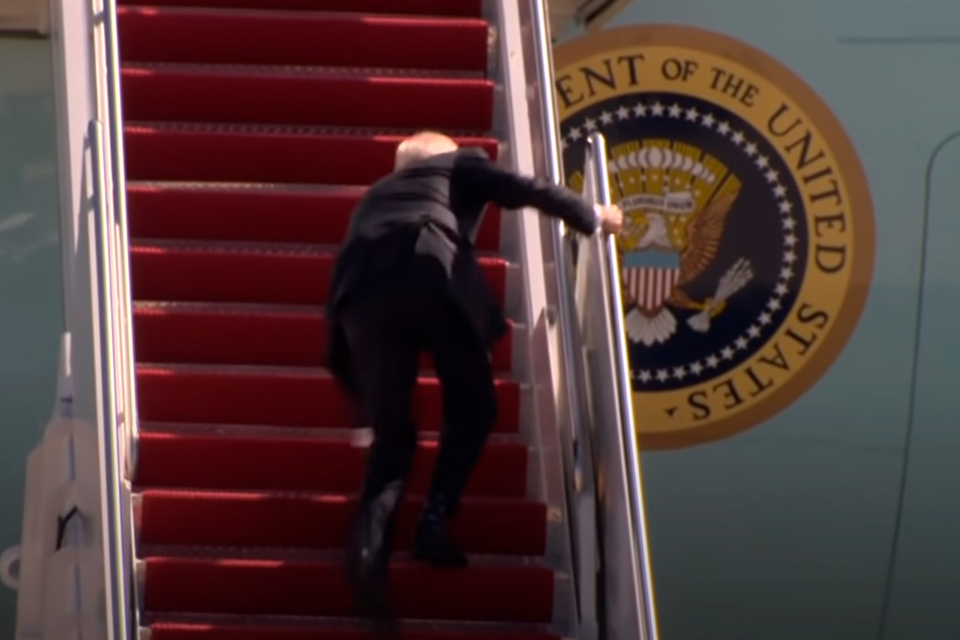 Президент США Джо Байден едва не покалечился, поднимаясь по трапу самолета (ВИДЕО)