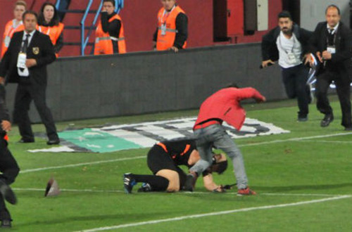 Турецкие фанаты избили судью во время матча чемпионата Турции (видео)