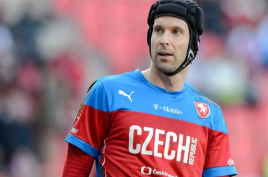 Голкипер сборной Чехии по футболу Чех завершил международную карьеру