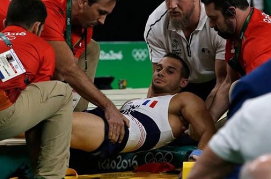 Олимпиада-2016: медики уронили сломавшего ногу французского гимнаста (ВИДЕО)
