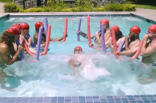 Сеть покорил видеоролик с мужским синхронным плаванием (ВИДЕО)