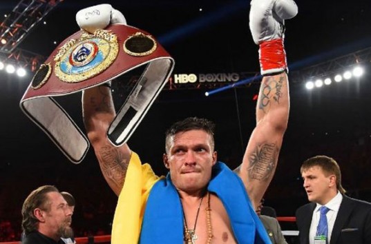 Украинский боксер Александр Усик одержал досрочную победу над Мчуну (ВИДЕО)