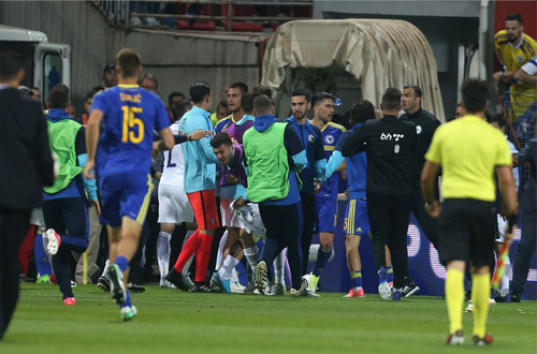 Дракой между командами завершился матч Боснии и Греции (ВИДЕО)
