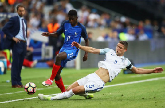 Судьи продолжают принимать ошибочные решения в футболе: Франция — Англия (ВИДЕО)