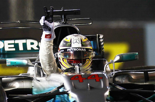 Формула-1: Гран-при Сингапура: Победа Хэмилтона, катастрофа Ferrari (ВИДЕО)
