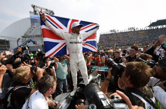 Формула -1: Льюис Хэмильтон стал четырехкратным чемпионом мира