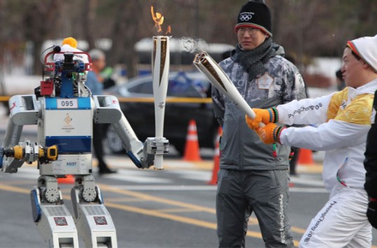 Впервые в истории принял участие робот в эстафете олимпийского огня (ВИДЕО)