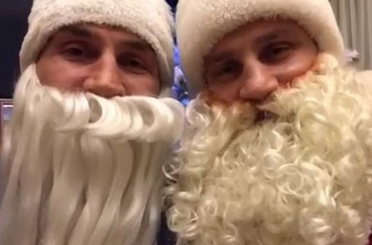 В праздничных костюмах поздравили с Рождеством братья Кличко (ВИДЕО)