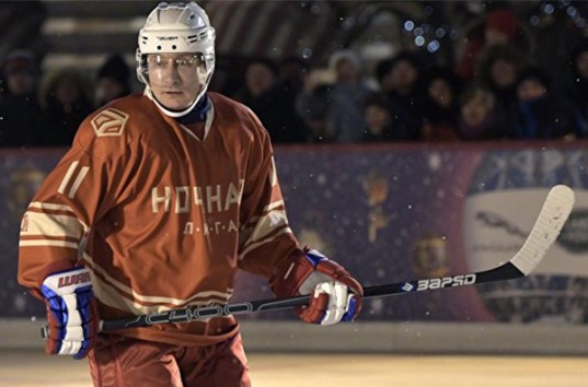 Владимир Путин забил пять шайб в матче Ночной хоккейной лиги (ВИДЕО)