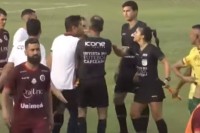 В Бразилии футбольный тренер ударил головой женщину-арбитра (видео)