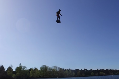 Flyboard Air: Французский изобретатель успешно провел первое испытание летающей доски (видео)