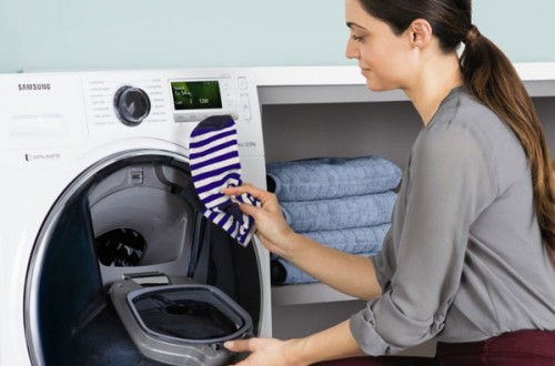 Samsung начинает продажи в России стиральных машин с возможностью добавлять белье