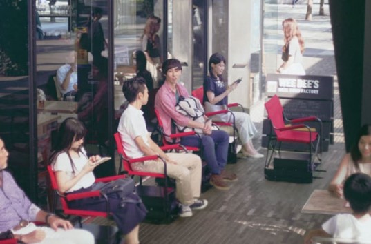 «Ниссан» выпустила для ресторана самопаркующиеся стулья (ВИДЕО)