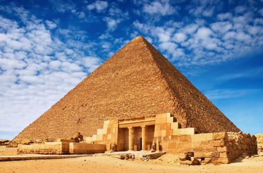 В пирамидах Хеопса обнаружили неизвестные пустоты — обе напоминают коридоры