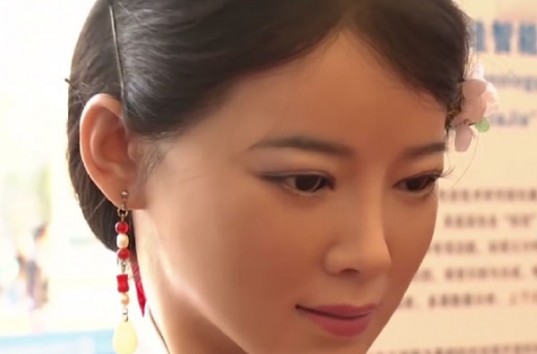 В Пекине продемонстрировали новых человекоподобных роботов (ВИДЕО)