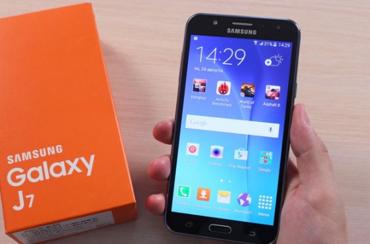 Смартфон Samsung Galaxy J7 — однозначно заслуживающая внимания модель
