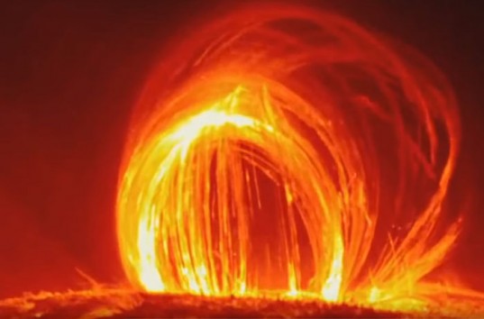 Ученые NASA показали удивительные кадры сверхгорячего дождя на Солнце (ВИДЕО)