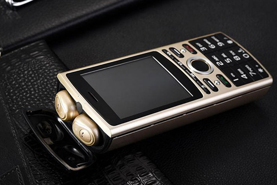 Выпущен кнопочный телефон SERVO R25, в который вставляются TWS-наушники